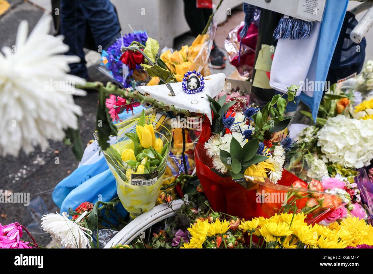 New York City, Stati Uniti. 6th novembre 2017. I fiori commemorativi sono lasciati per otto ciclisti e pedoni uccisi da un terrorista il 6 novembre 2017 su un percorso ciclabile a Manhattan, New York City. Sayfullo Saipov, un immigrato di 29 anni dall'Uzbekistan, ha volutamente guidato un furgone noleggiato sulla pista ciclabile dell'autostrada sul lato ovest nel pomeriggio di Halloween, 31 ottobre 2017. Credito: Brasile Photo Press/Alamy Live News Foto Stock