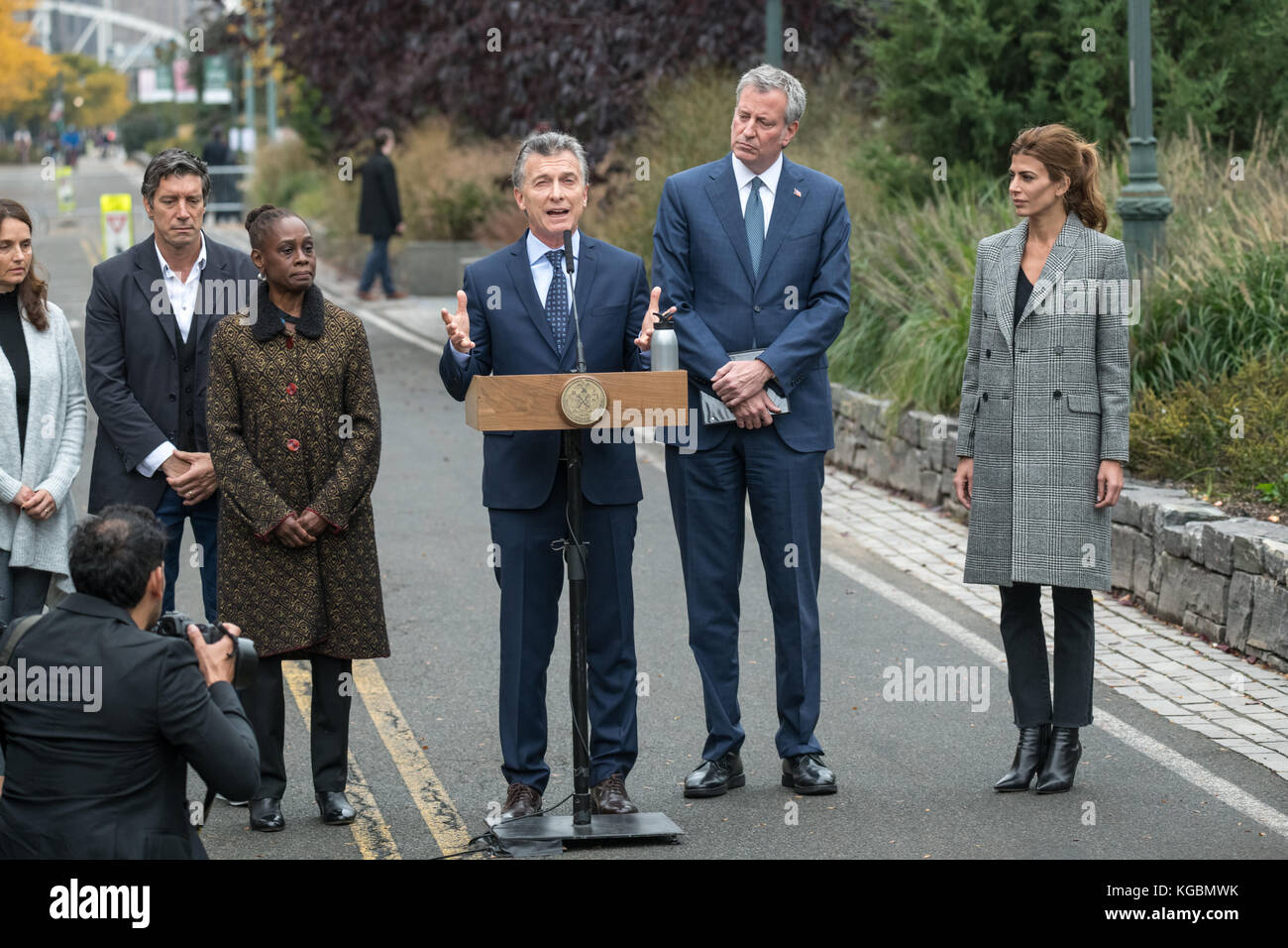 New York, Stati Uniti, 6 Novembre 2017. Il presidente argentino Mauricio Macri parla davanti al sindaco di New York Bill de Blasio, all'argentino First Lady Juliana Awada (R), Alla First Lady Chirlane McCray di New York e ai parenti degli argentini uccisi all'attacco del 31 ottobre a New York, Durante una cerimonia presso il luogo dell'attacco in Lower Manhattan. Foto Di Enrique Shore/Alamy Live News Credit: Enrique Shore/Alamy Live News Foto Stock