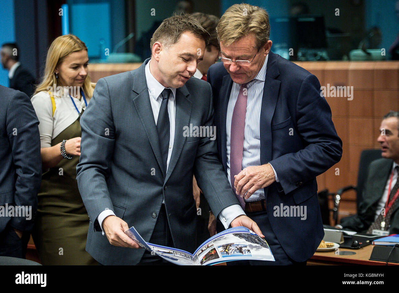 Bruxelles, BXL, Belgio. 6 nov, 2017. della Slovacchia Il Ministro delle finanze peter kazimir (l) e il ministro belga delle finanze responsabili per la lotta contro le frodi fiscali Johan van overtveldt all' inizio dell' eurogruppo, i ministri delle finanze della moneta unica zona euro incontro presso la sede centrale dell'UE a Bruxelles, in Belgio il 06.11.2017 da wiktor dabkowski credito: wiktor dabkowski/zuma filo/alamy live news Foto Stock