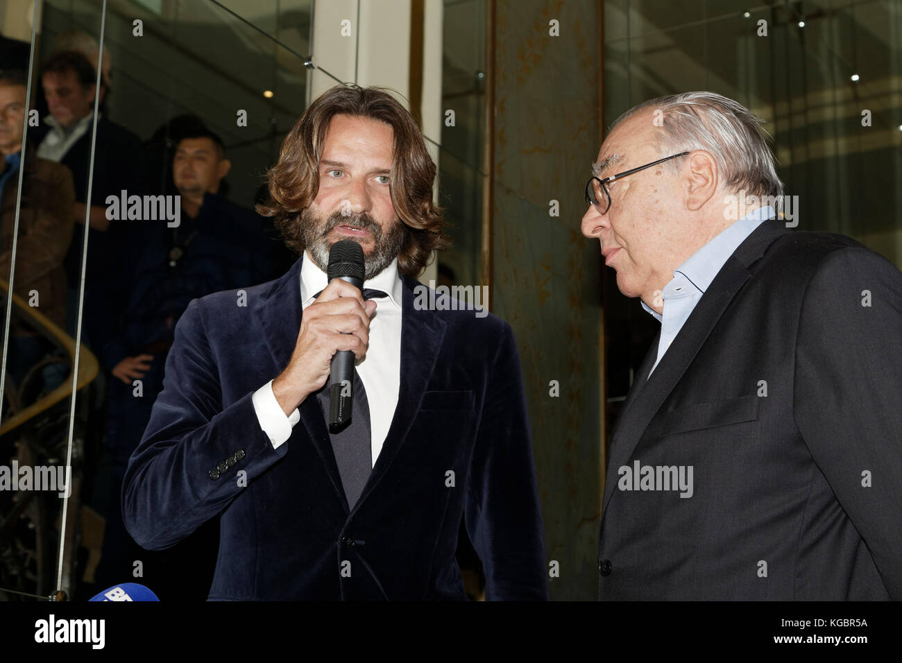 Parigi, Francia. 6 Nov 2017. Frédéric Beigbeder e Didier Decoin partecipano al Prix Goncourt al ristorante Drouan il 6 novembre 2017 a Parigi, Francia. Credit: Bernard Menigault/Alamy Live News Foto Stock