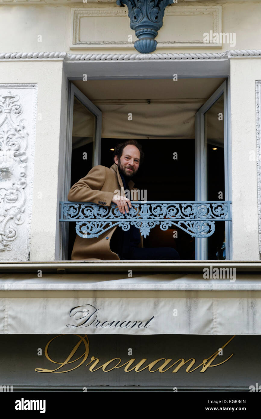 Parigi, Francia. 6 novembre 2017. Olivier Guez vincitore del Prix Renaudot per il suo romanzo "la Disparition de Josef Mengele" (Éditions Grasset) il 6 novembre 2017 a Parigi, Francia. Crediti: Bernard Menigault/Alamy Live News Foto Stock