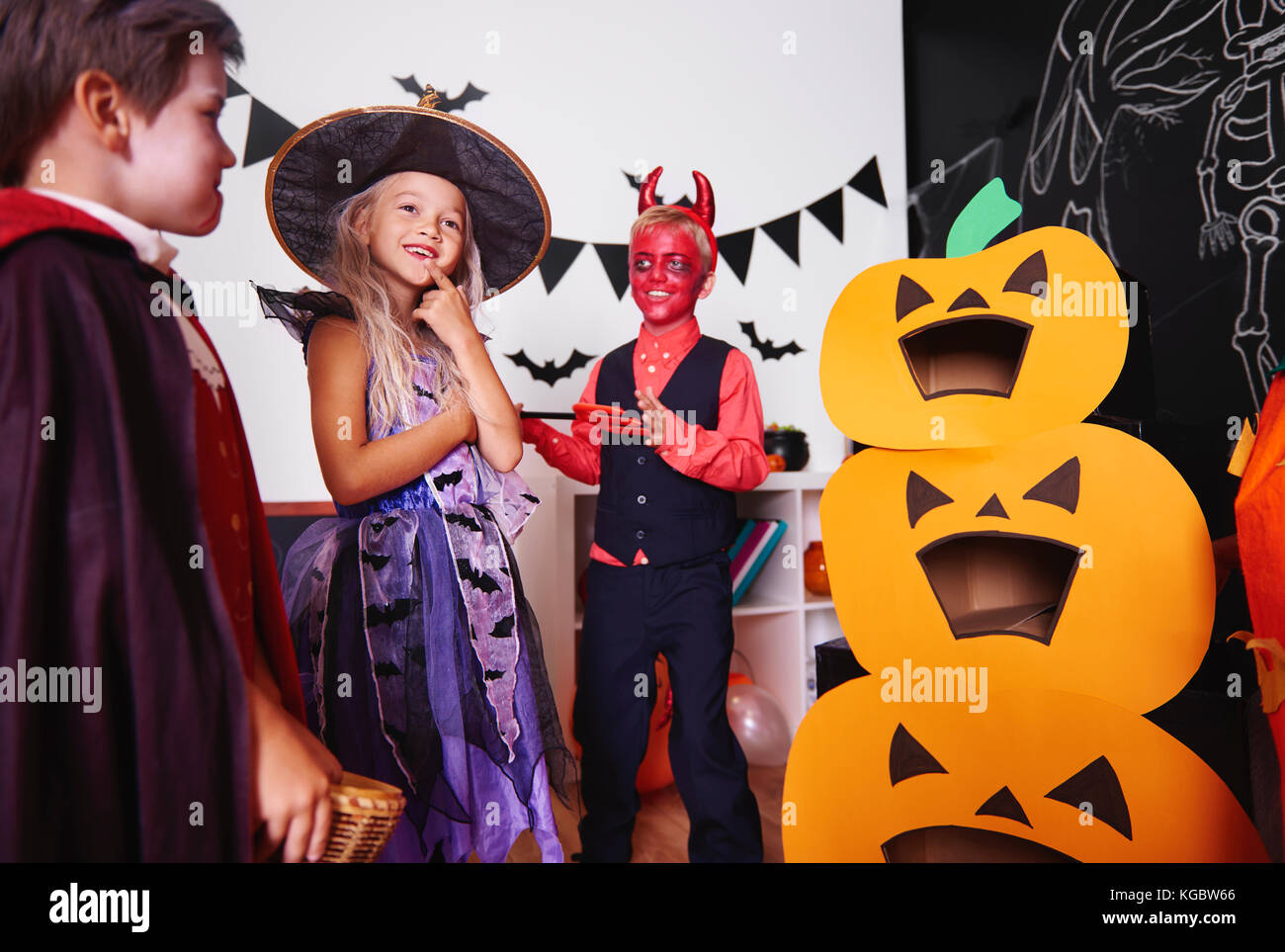 I bambini in costumi di halloween presso il festival tradizionale Foto Stock