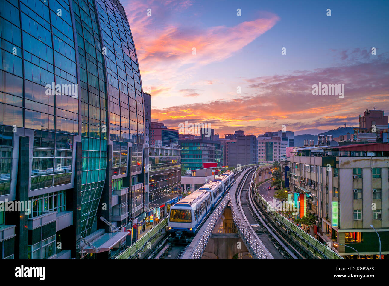 Vista notturna della città di Taipei con sistema di metropolitana Foto Stock