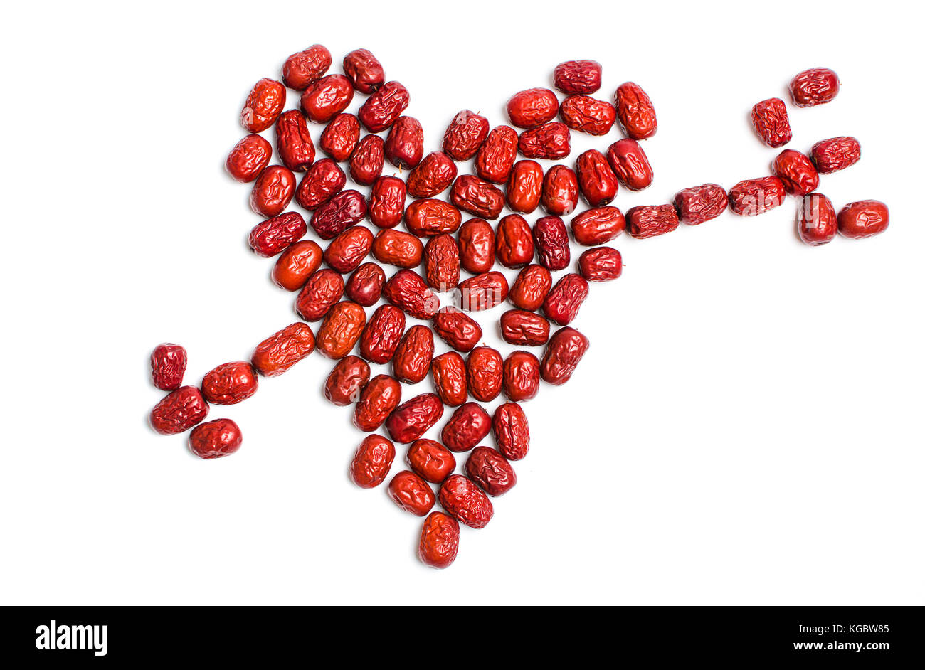Forma di cuore fatta di jujube, cinese rossi secchi Frutta data su bianco Foto Stock