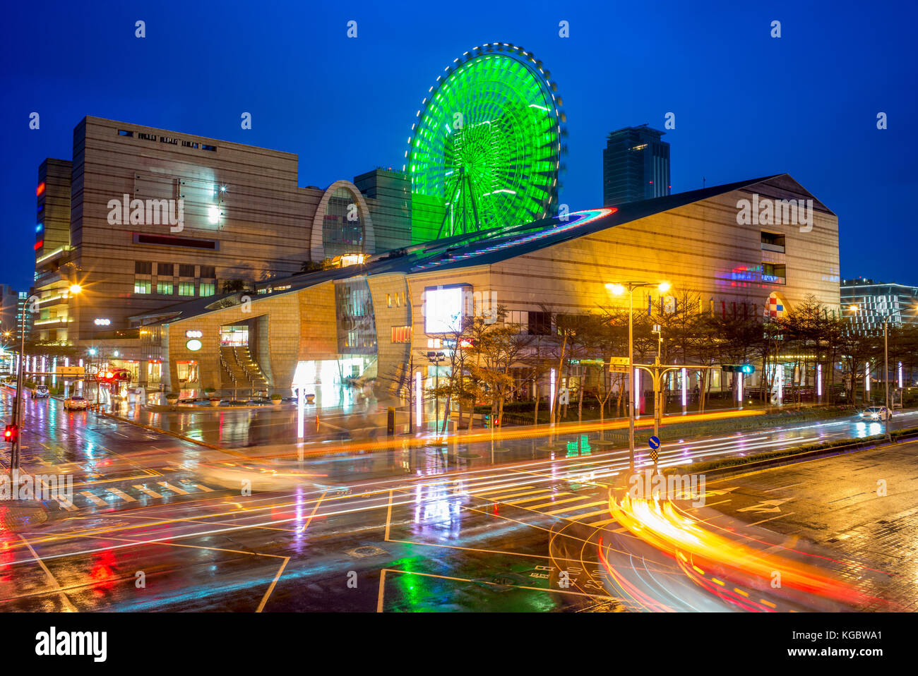 Vista notturna della città di Taipei con ruota panoramica Ferris Foto Stock