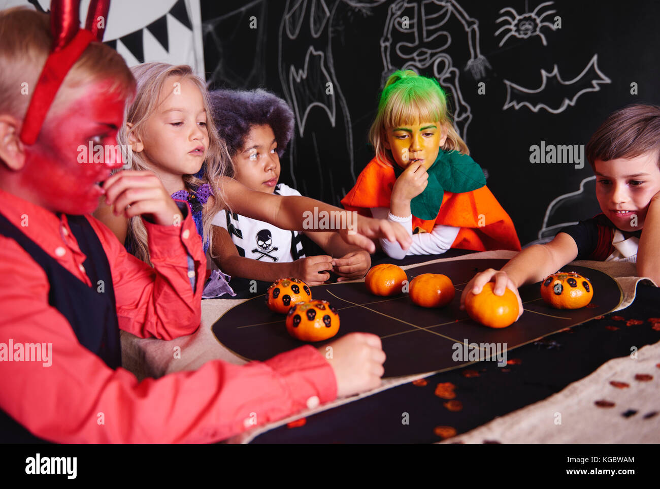 Un gruppo di bambini alla festa di Halloween Foto Stock
