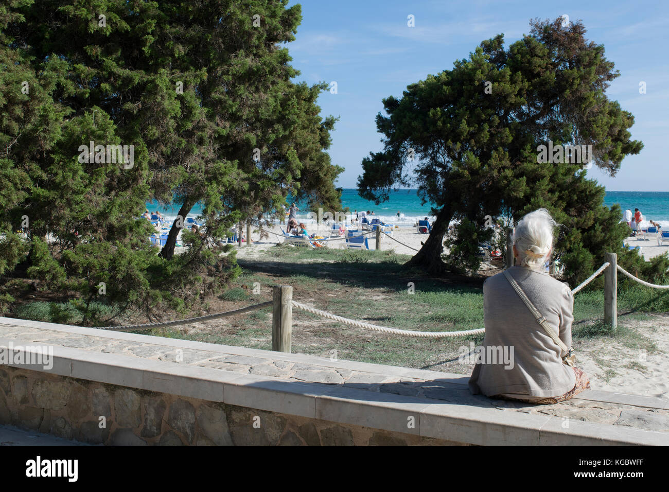 Signora anziana godendo le vacanze a Mallorca, Spagna Foto Stock
