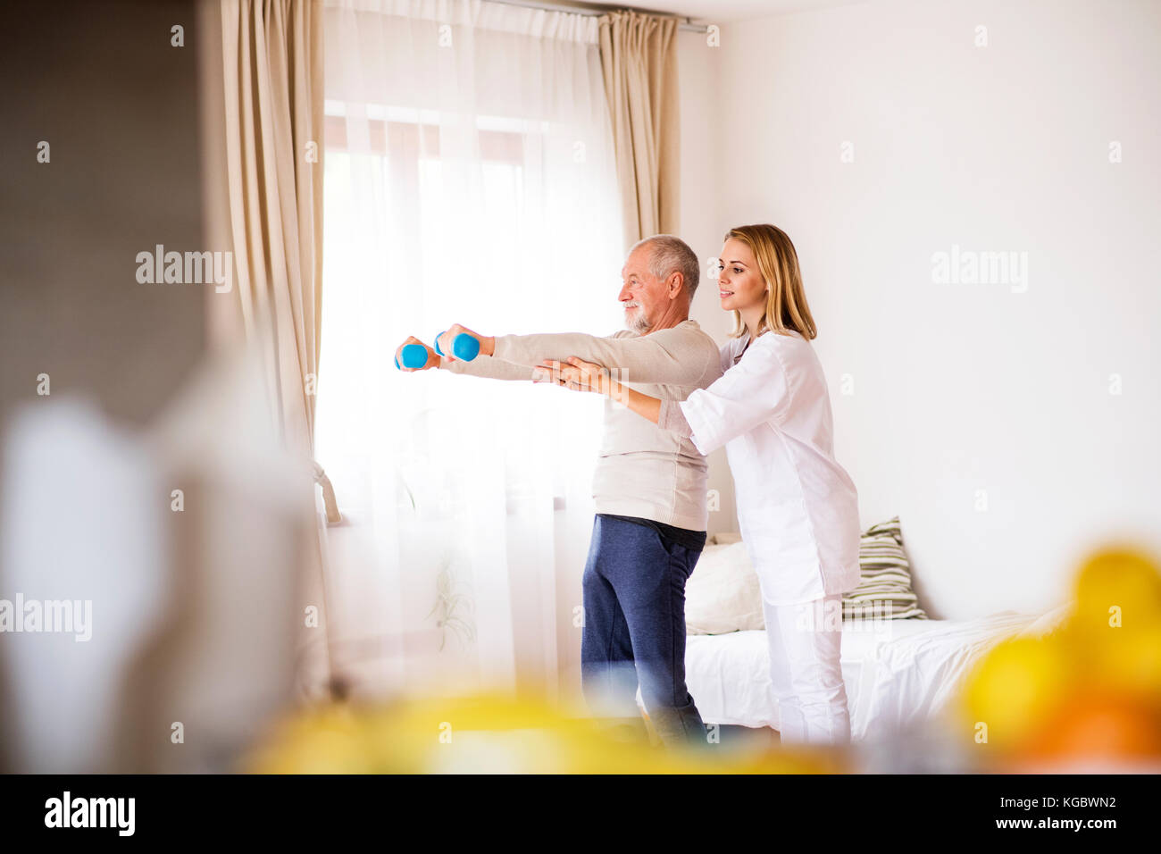 La salute dei visitatori e dei senior uomo durante la visita iniziale. Foto Stock