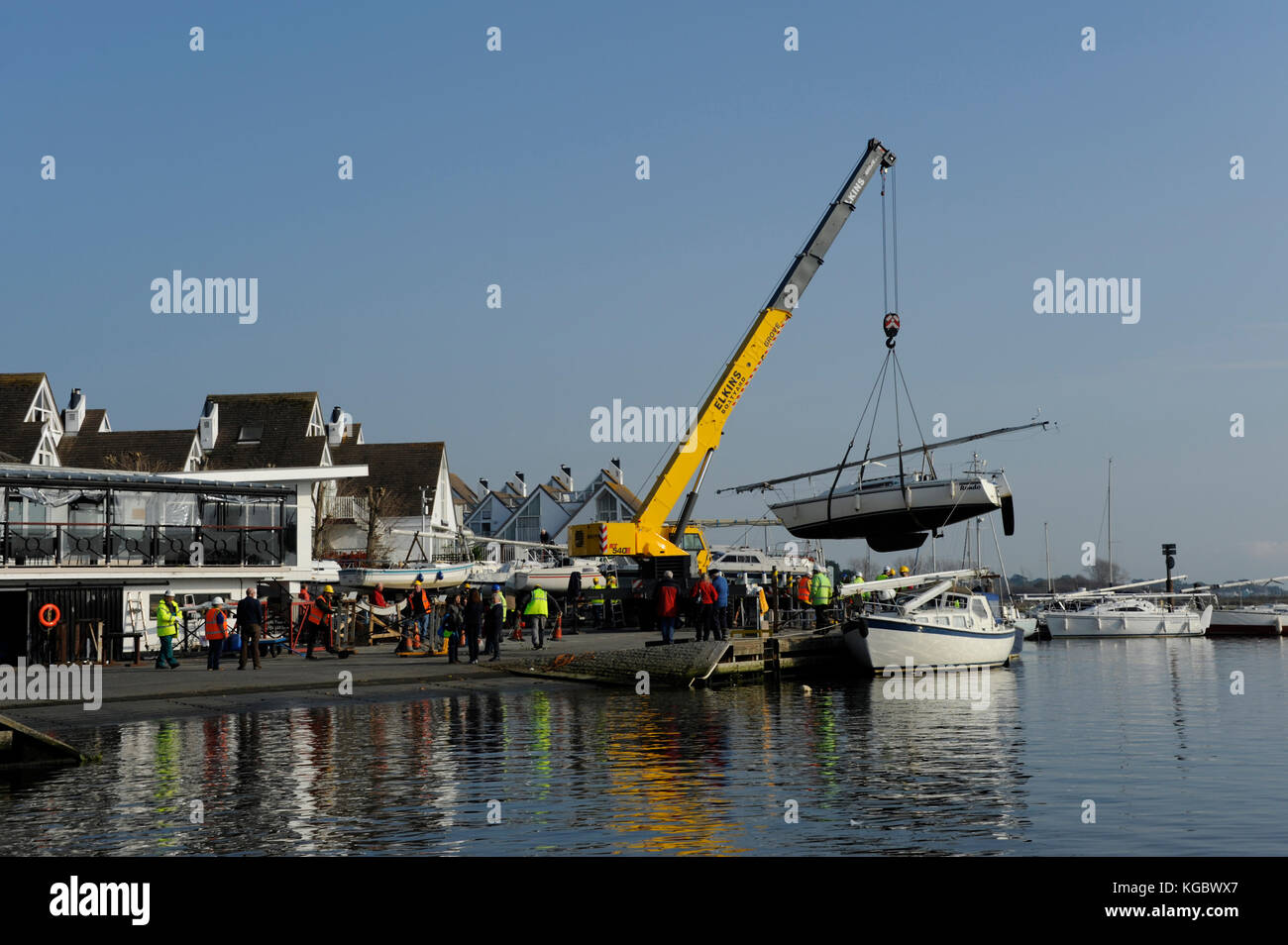 Fine della stagione di vela a Christchurch sailing club in Dorset UK con imbracatura giorno fuori per la flotta di incrociatori. Foto Stock