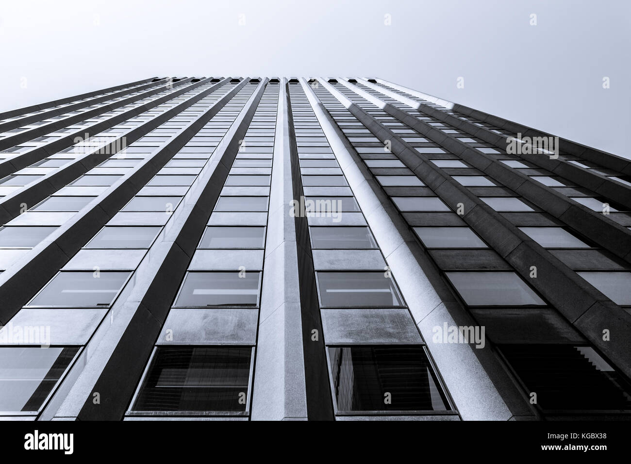 Guardando verso l'alto e moderno grattacielo a melbourne, Australia Foto Stock