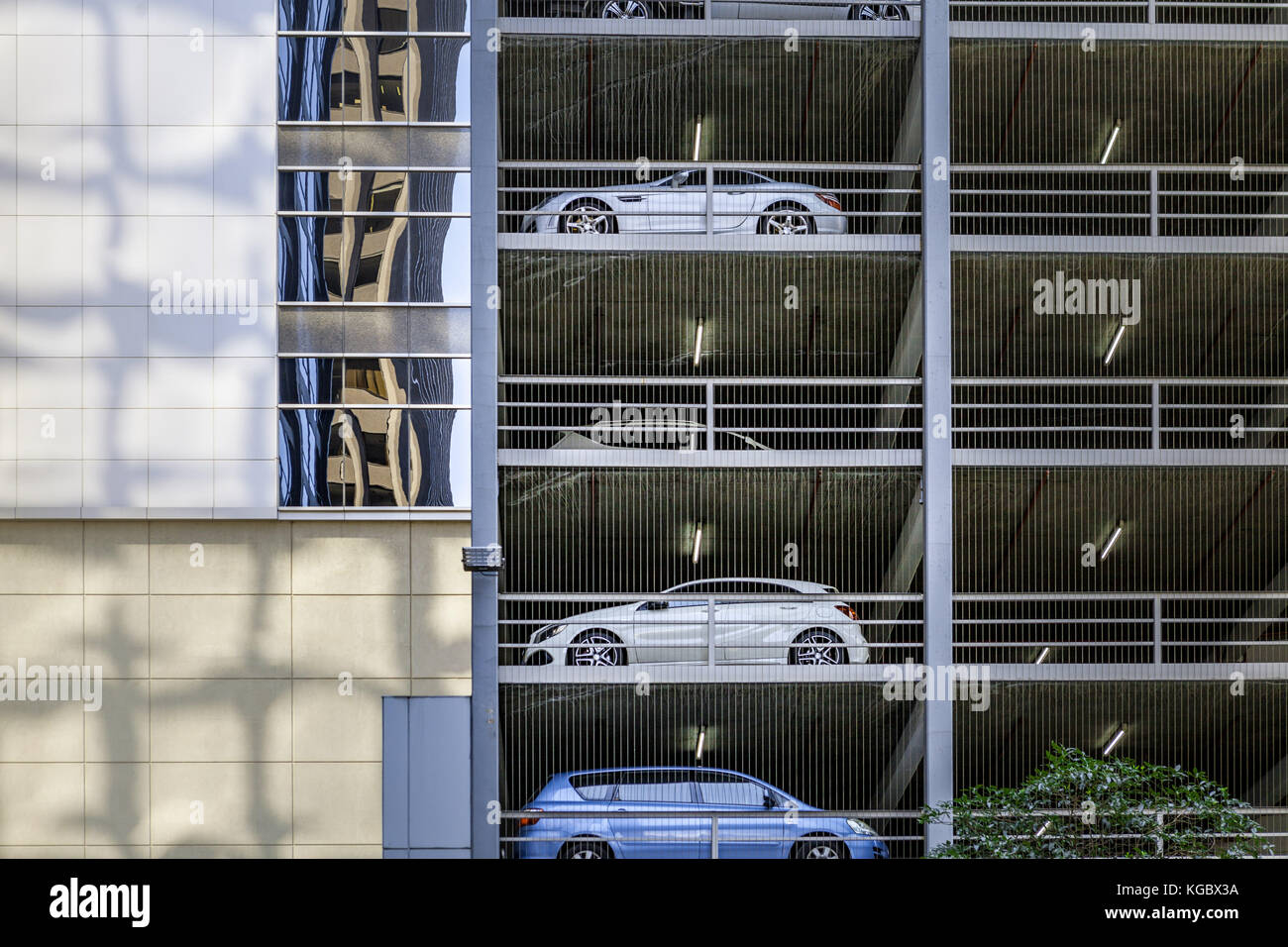 Primo piano di automobili parcheggiate nel parcheggio multipiano edificio in Melbourne, Australia Foto Stock