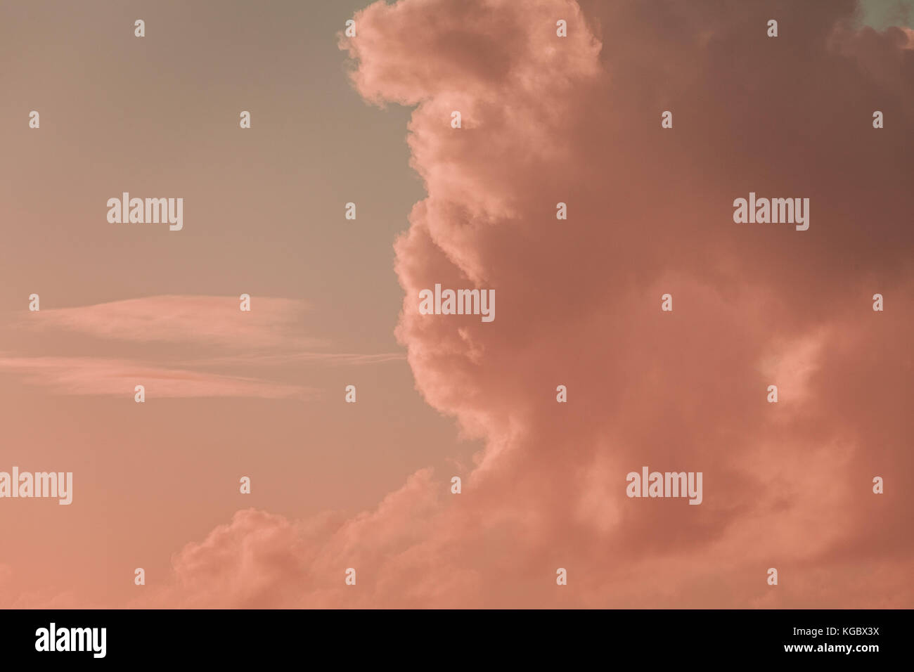 Bella soffice nuvola in cielo al tramonto Foto Stock