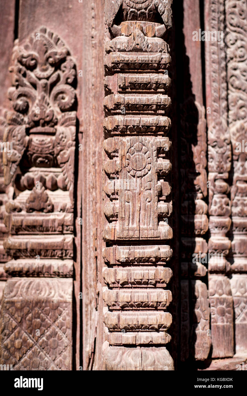 Artigianali tradizionali colonne di legno nella costruzione Foto Stock