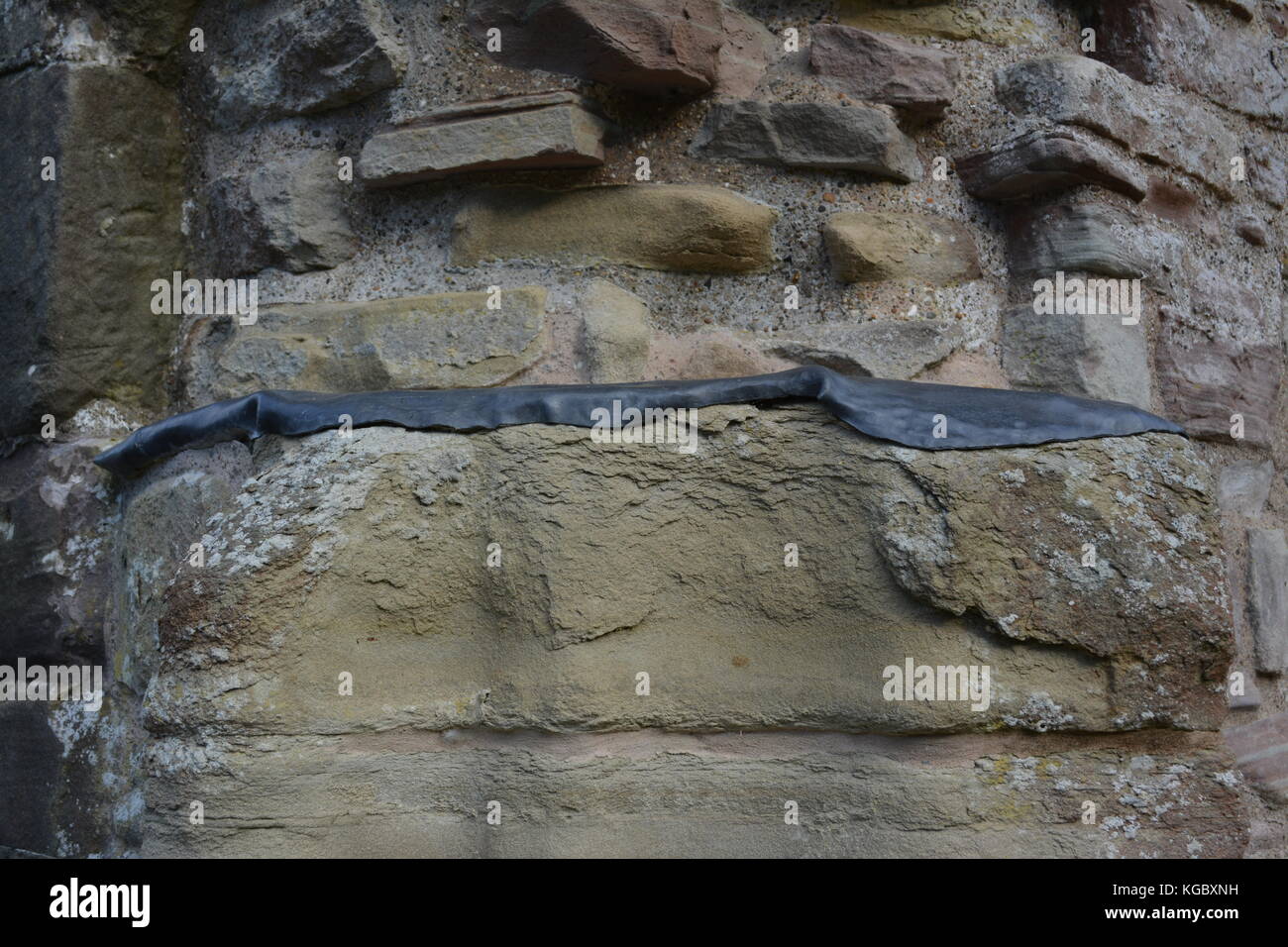 Vecchia muratura in pietra arenaria rossa e blocchi di pietra pilastro a Tintern Abbey rovine del monastero di monmouth galles Regno Unito Regno Unito Foto Stock