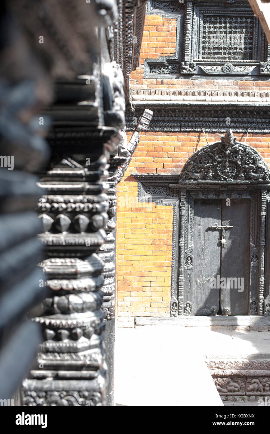 Artigianali tradizionali porte in legno e pilastri in costruzione Foto Stock