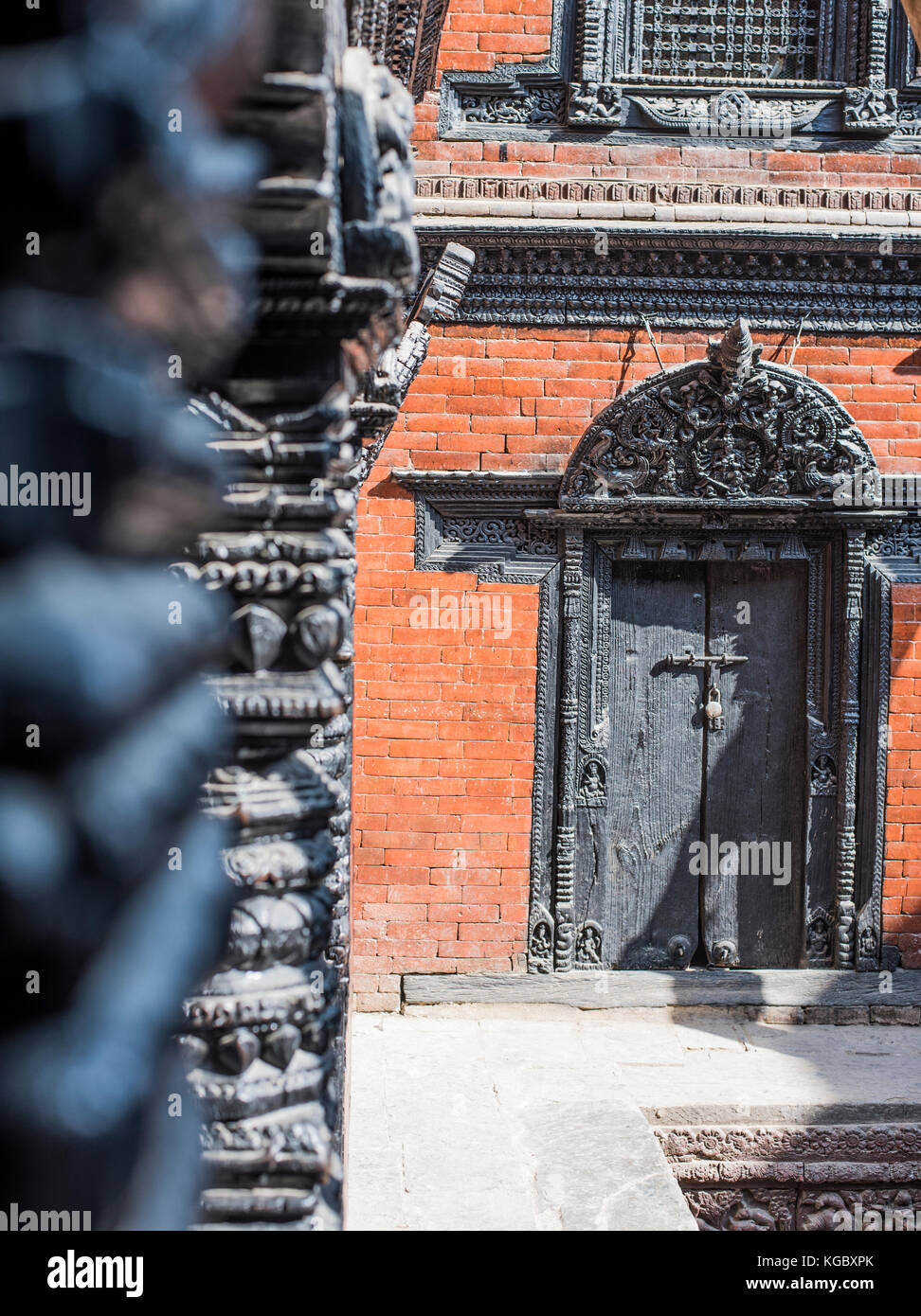 Artigianali tradizionali porte in legno e pilastri in costruzione Foto Stock