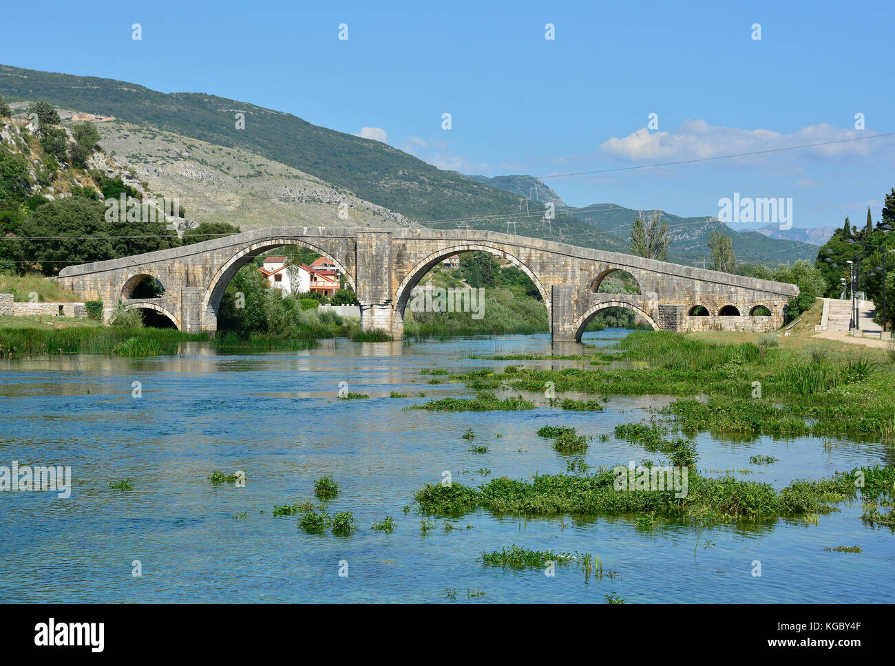 Arslanagica più oltre il fiume trebisnjica a Trebinje, Bosnia, noto anche dal 1993 come ponte perovica. costruito dagli Ottomani nel 1574, è stato spostato e PHY Foto Stock