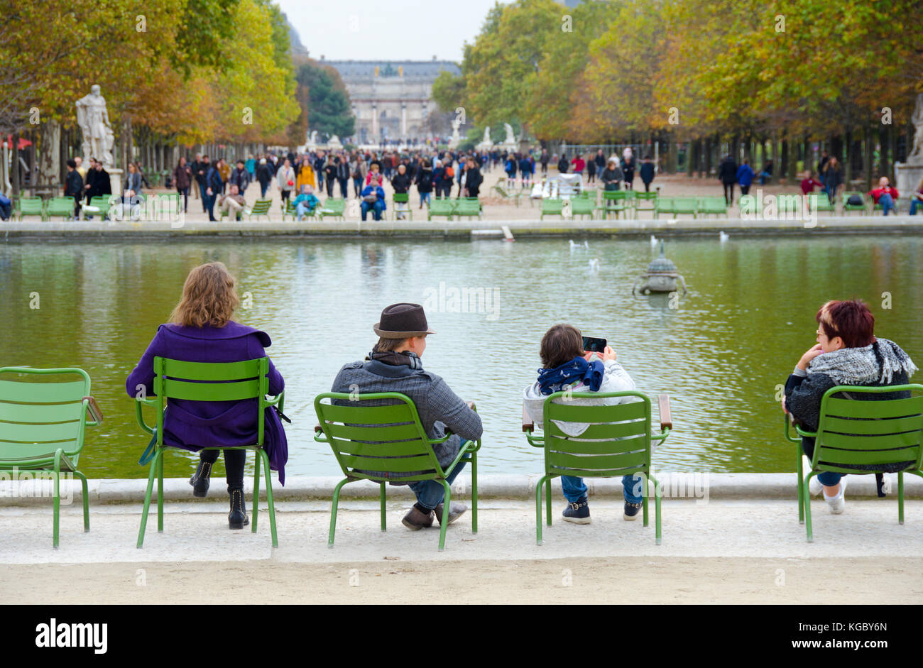 Parigi, Francia. Jardin des Tuileries. Autunno - persone che si siedono intorno al Bassin Ottagonal (stagno) Foto Stock