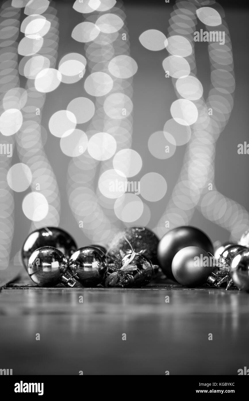 Lucido palle di Natale la posa su un tavolo rustico, pronto per essere appeso a un albero di natale, per essere utilizzate come sfondo o texture Foto Stock