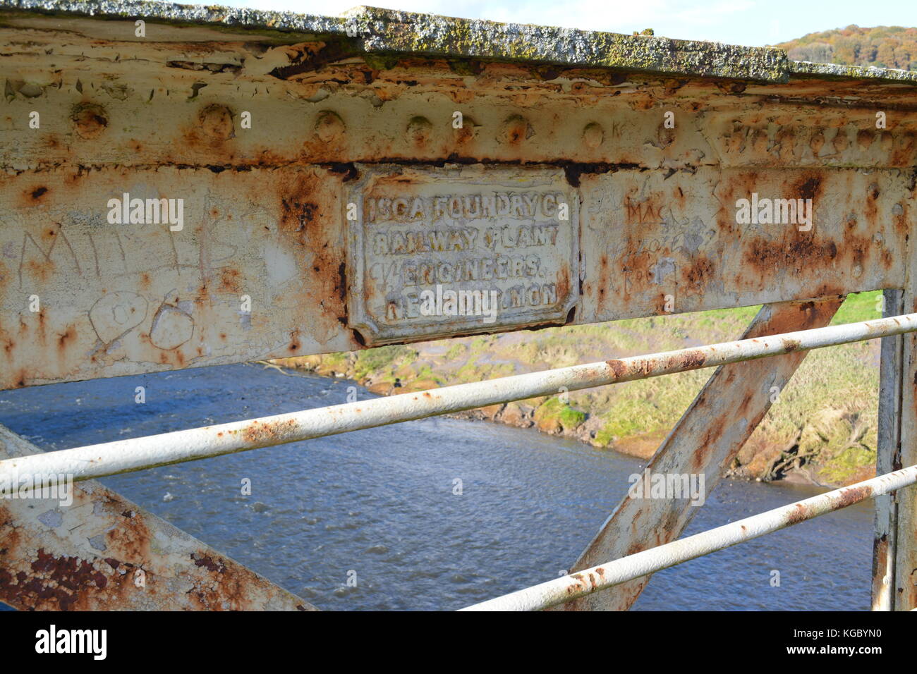 Weathered fonderia nome signage placca e dettagli rivettato sul metallo ferro ponte sopra il fiume Wye nelle vicinanze del Tintern monmouthshire Regno Unito Regno Unito Foto Stock