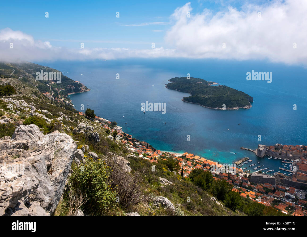 L'isola boscosa e la riserva naturale di Lokrum vista dal Monte SRD, Dubrovnik, Croazia, Europa Foto Stock