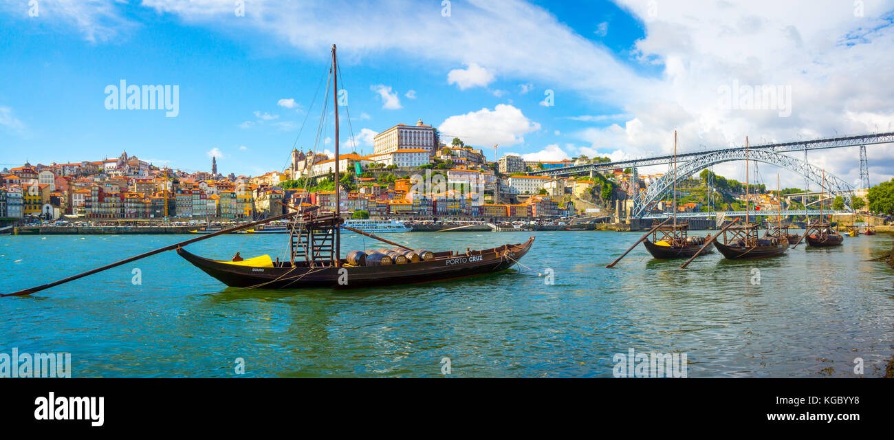 Porto, Portogallo città vecchia skyline sul fiume Douro Foto Stock
