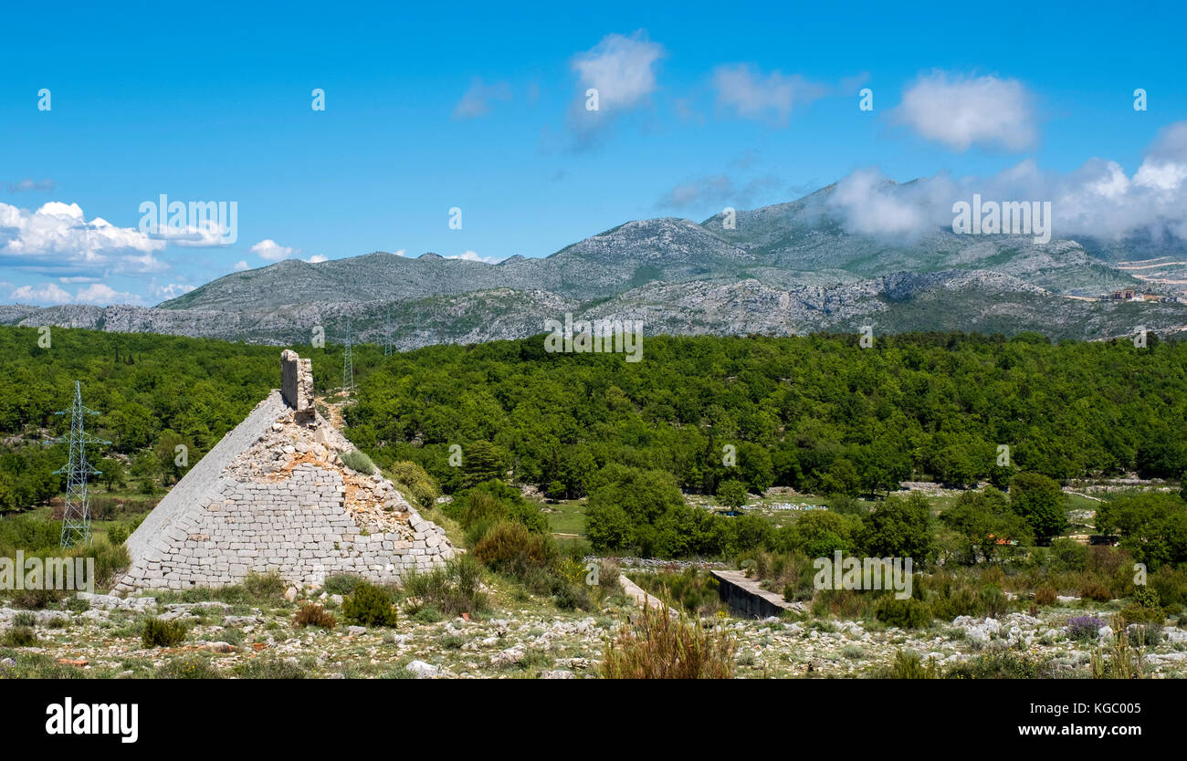L'aspro paesaggio sulla vetta del monte Srd, vicino a Dubrovnik, Croazia, Europa Foto Stock