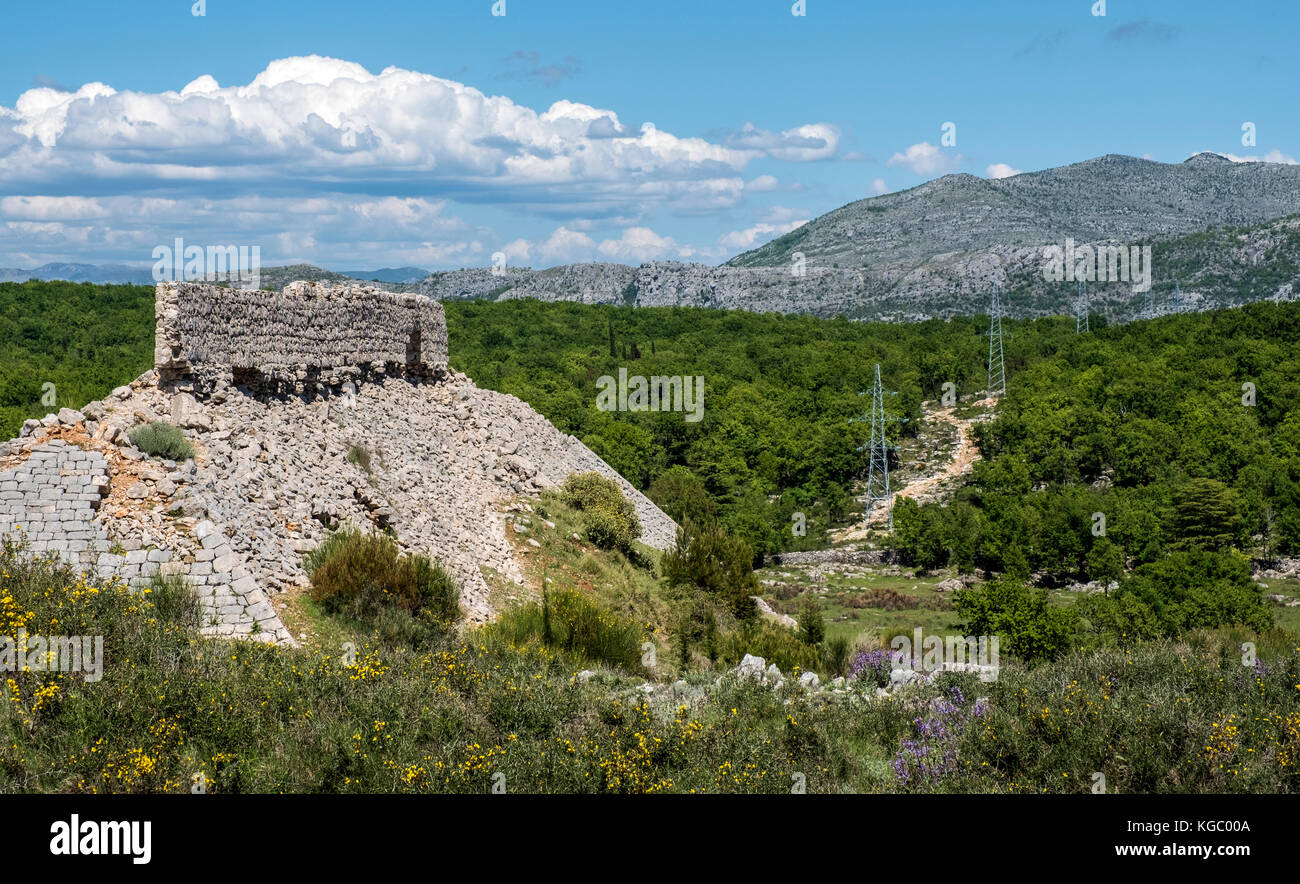 L'aspro paesaggio sulla vetta del monte Srd, vicino a Dubrovnik, Croazia, Europa Foto Stock