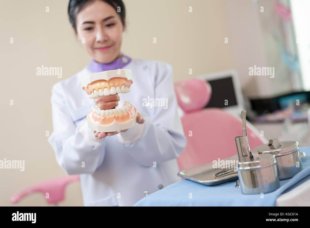 Dentista femmina spiegare circa la spazzolatura dei denti nella clinica di cura per la salute e la manutenzione con il concetto di esperti Foto Stock