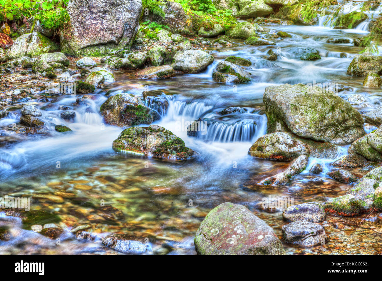 Ripida fiume che scorre tra i sassi, HDR colori vibranti Foto Stock