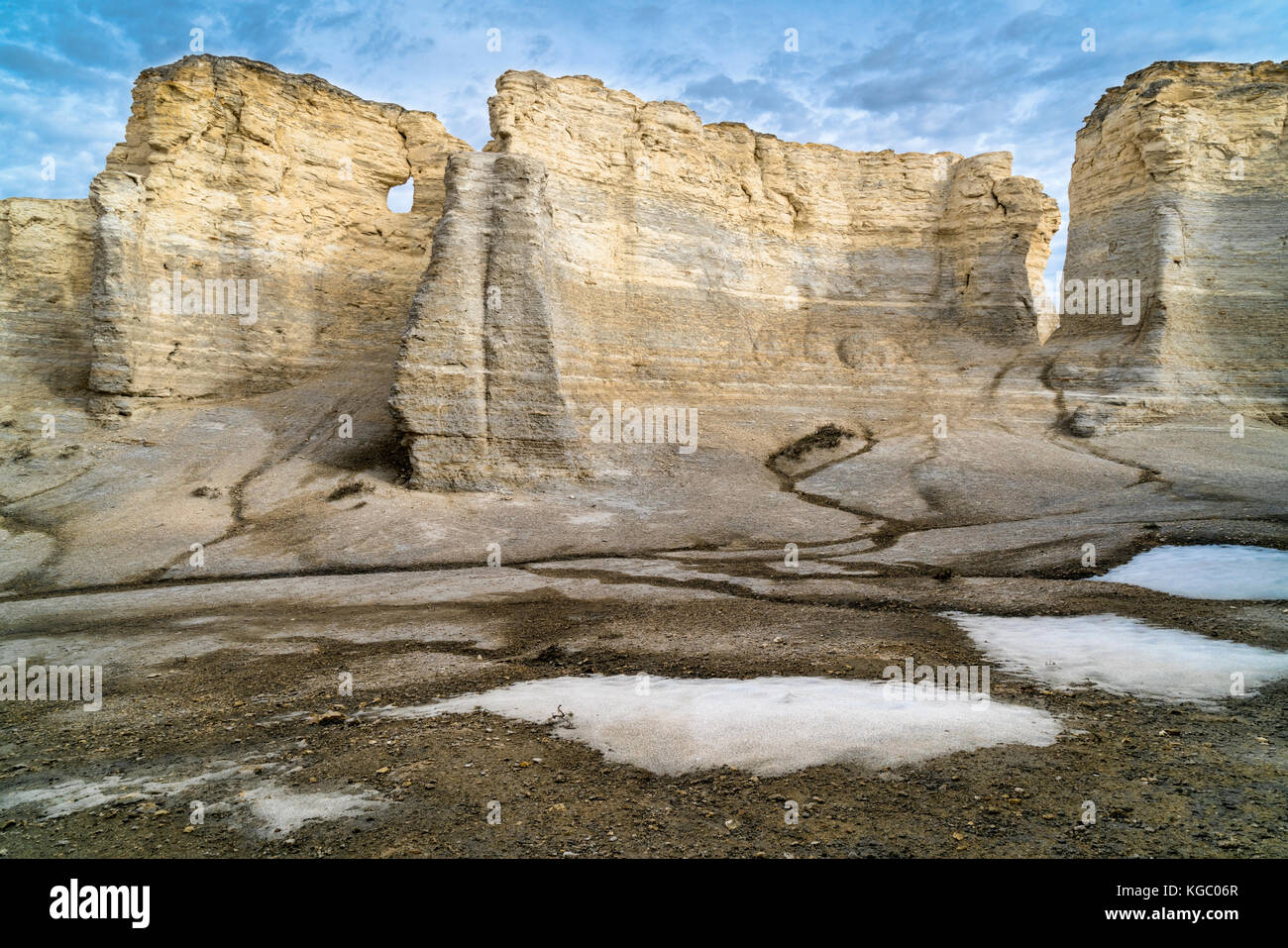 Monumento rocce (chalk piramidi) in western kansas in autunno con alcune macchie di neve Foto Stock