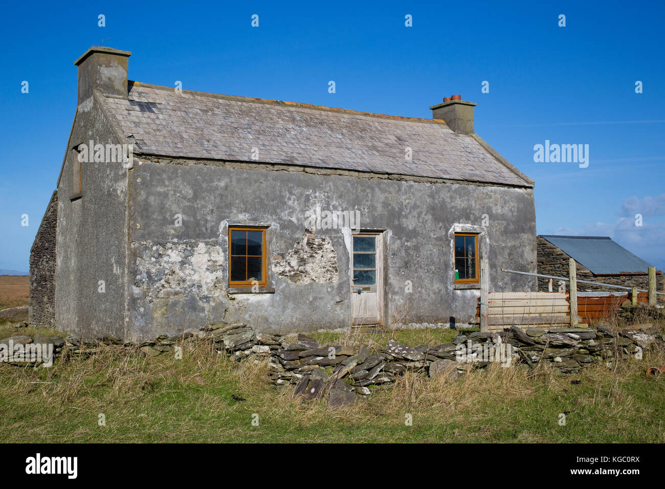 Vecchio, abbandonati, casa isolata da ristrutturare, Valentia Island, Co. Kerry, Irlanda Foto Stock