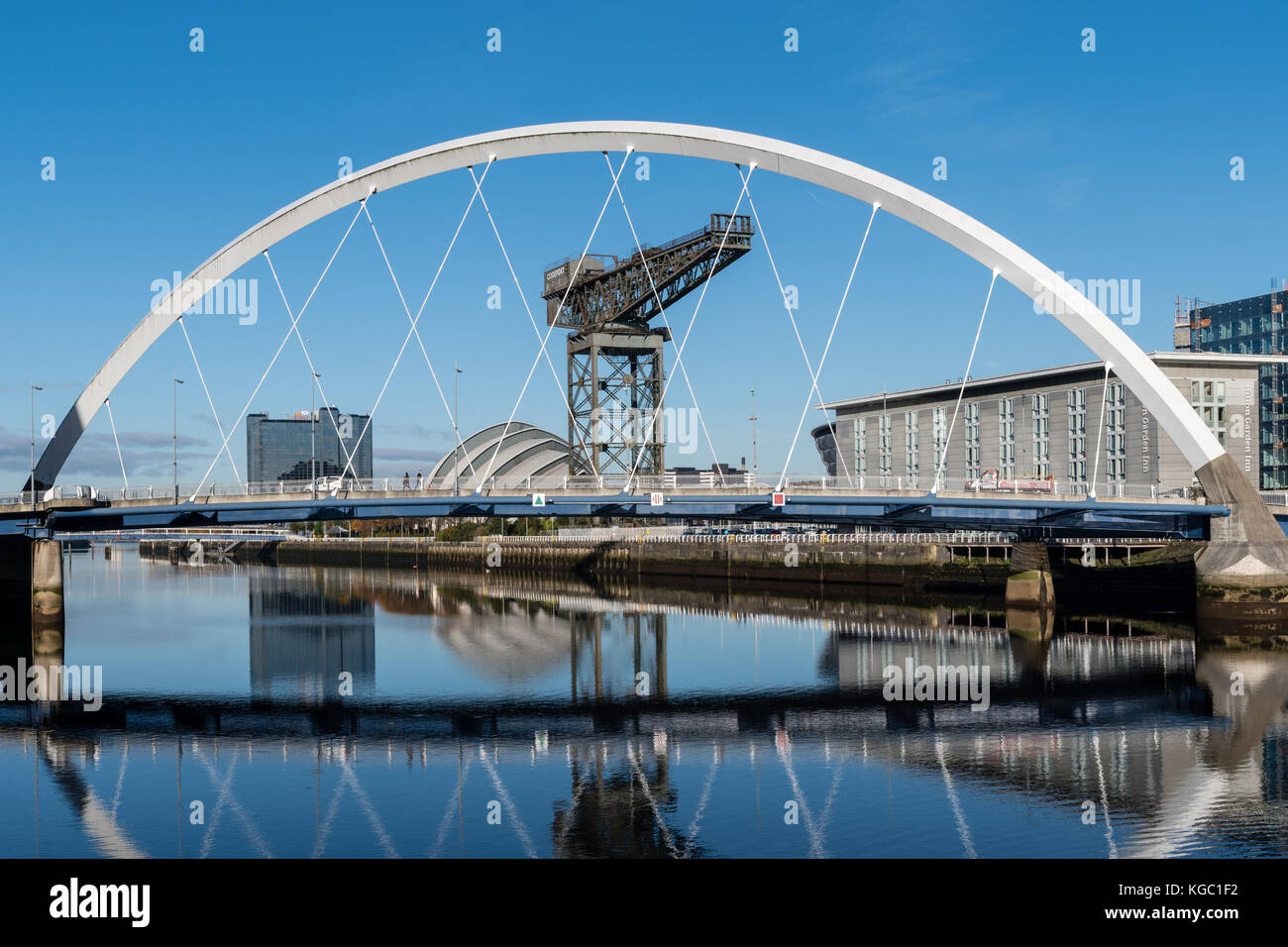 Il Clyde Arc - AKA Il Squinty Bridge - con la SEC Armadillo e FInnieston gru in background Foto Stock