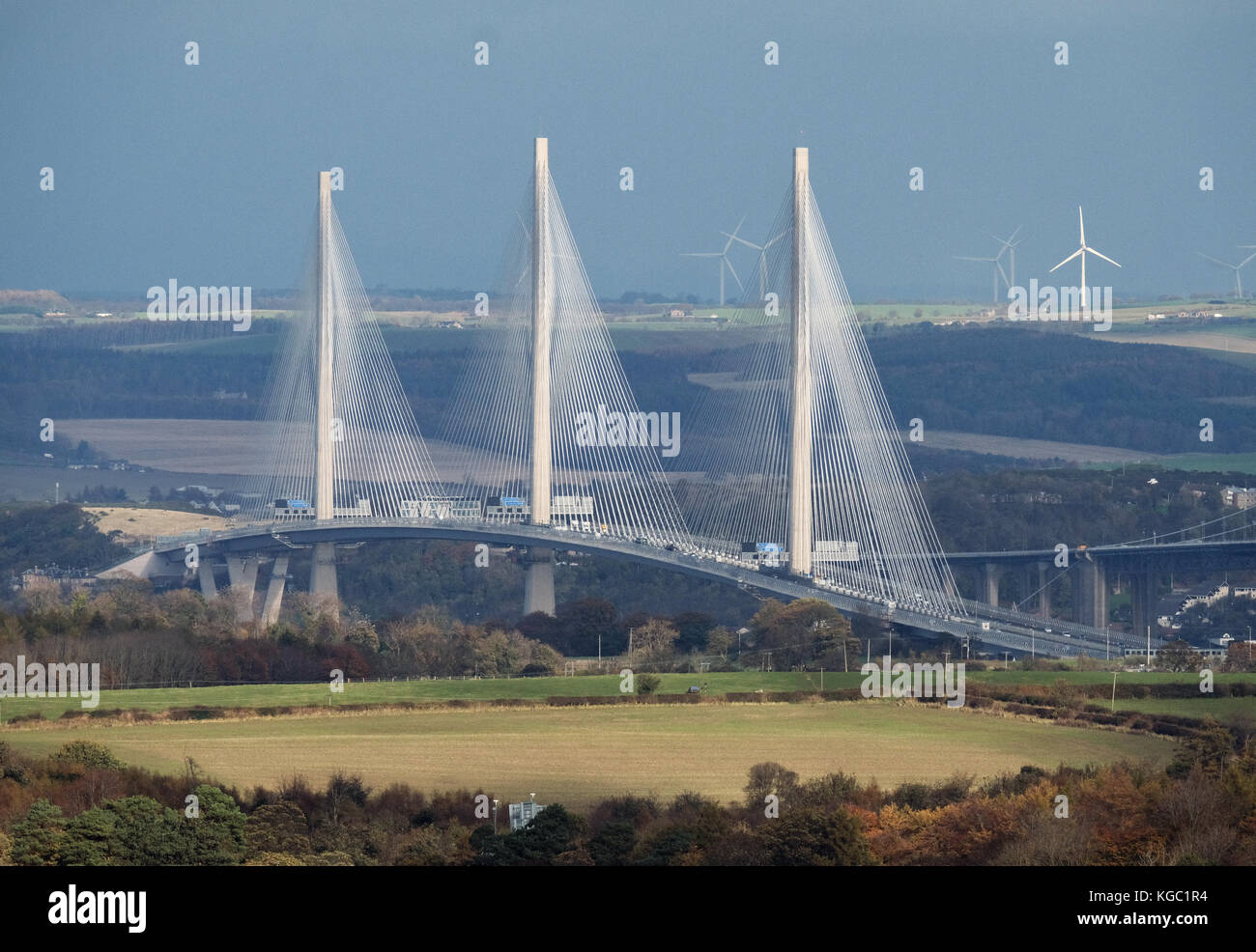 Una vista da West Lothian verso Fife che mostra la Queensferry attraversando ponte stradale che è stato inaugurato dalla Regina nel settembre 2017. Foto Stock
