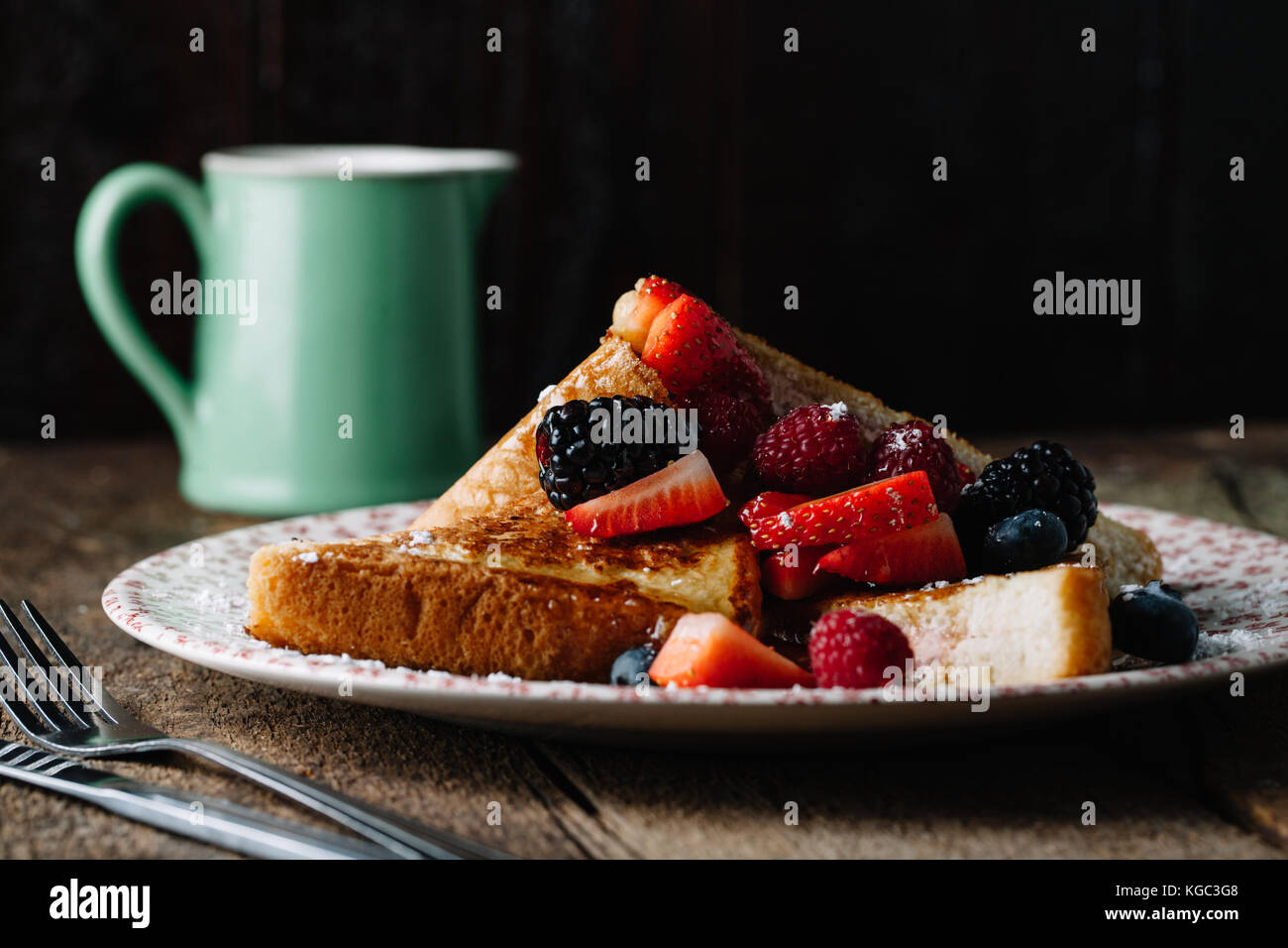 Toast alla francese su una piastra vintage, stile rustico Foto Stock