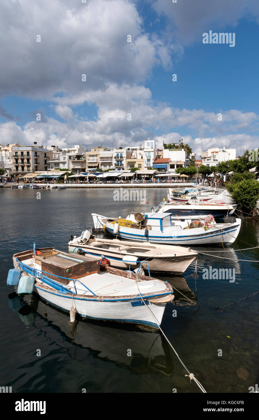 Agios Nikolaos, Creta, Grecia. piccole barche da pesca sul lago che è detto di essere privo di fondo. Ottobre 2017 Foto Stock