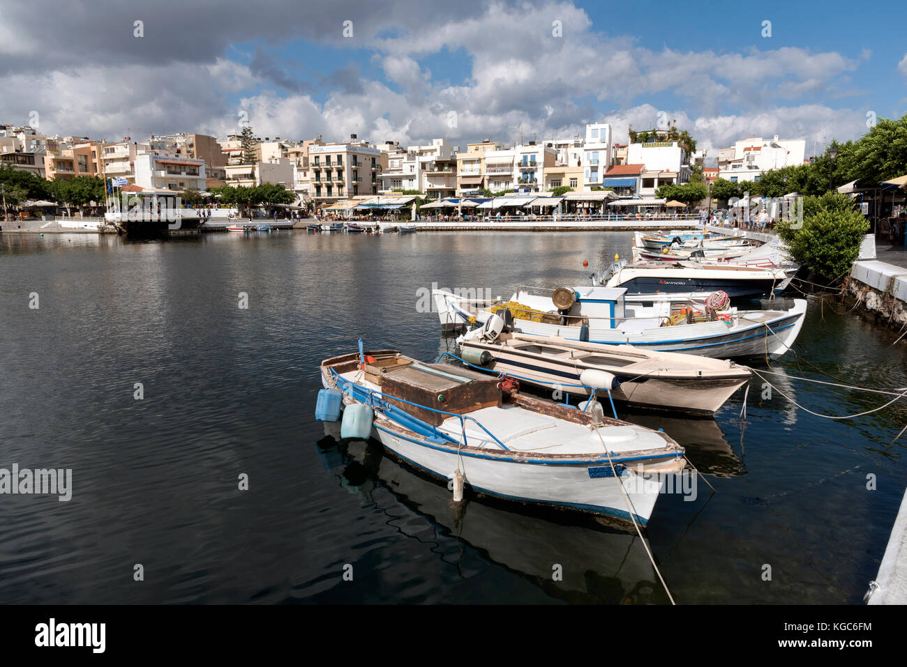 Agios Nikolaos, Creta, Grecia. piccole barche da pesca sul lago che è detto di essere privo di fondo. Ottobre 2017 Foto Stock