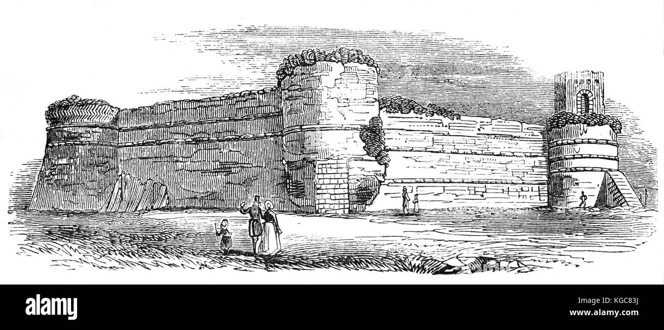 I visitatori al di fuori del medievale Castello di Pevensey, precedentemente noto come un romano di Saxon Shore fort a Pevensey nella contea inglese di East Sussex. Costruito intorno al 290 D.C. e conosciuto dai Romani come Anderitum. Il fort sembra essere stata la base per una flotta chiamato Classis Anderidaensis e parte di un romano sistema difensivo a guardia del British e coste galliche contro i pirati sassoni. Foto Stock