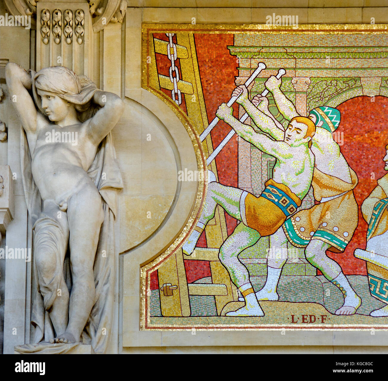 Parigi, Francia. Il Grand Palais (..des Champs-Élysées): fregio a mosaico sulla facciata (basato su disegni di Louis Édouard Fournier) che illustra la storia di Foto Stock