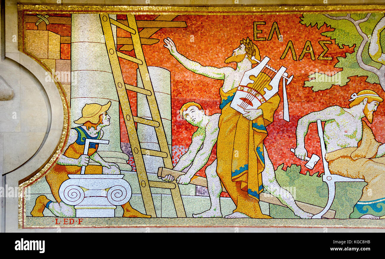 Parigi, Francia. Il Grand Palais (..des Champs-Élysées): fregio a mosaico sulla facciata (basato su disegni di Louis Édouard Fournier) che illustra la storia di Foto Stock