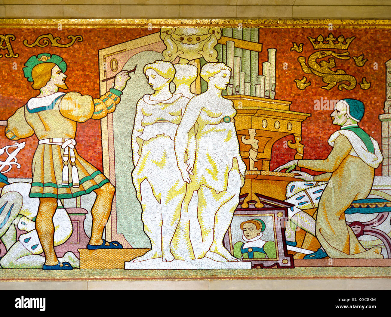 Parigi, Francia. Grand Palais (..deChamps-Élysées): Fregio a mosaico sulla facciata (basato su disegni di Louis Édouard Fournier) tre grazie Foto Stock