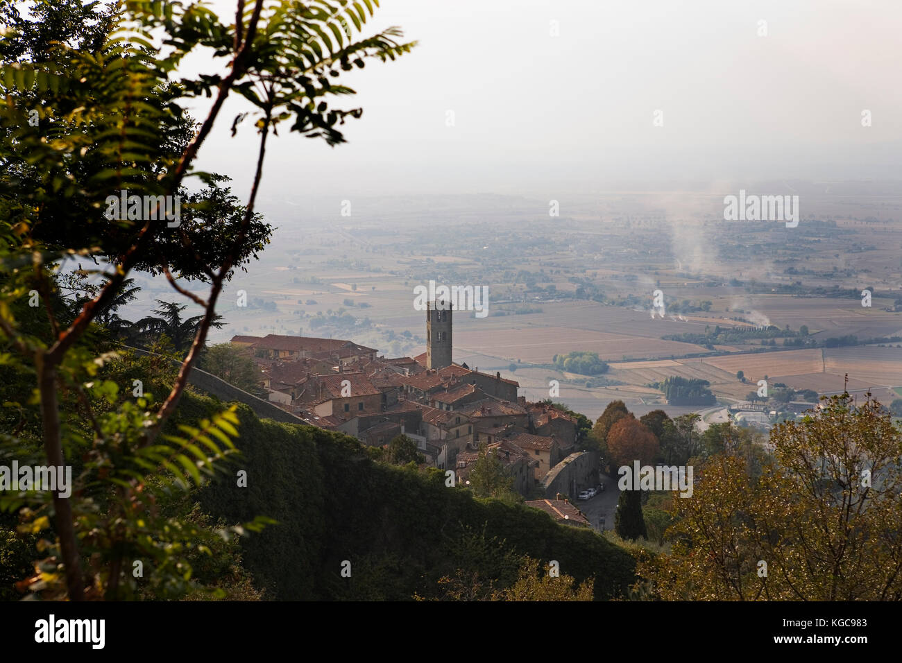 Cortona, Arezzo, Toscana, Italia dalla Porta Montanina, con il misty Valdichiana oltre Foto Stock