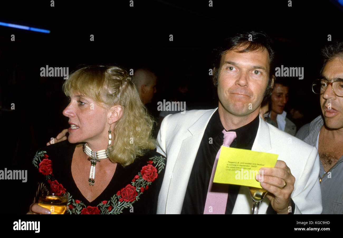 Neil Young con la moglie Peggi a premiere party per il suo film autostrada umano a Los Angeles, CA Foto Stock