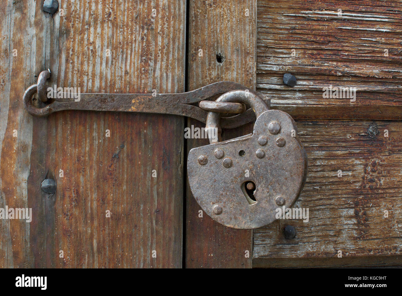 Lucchetto sulla porta a spiovente Foto Stock