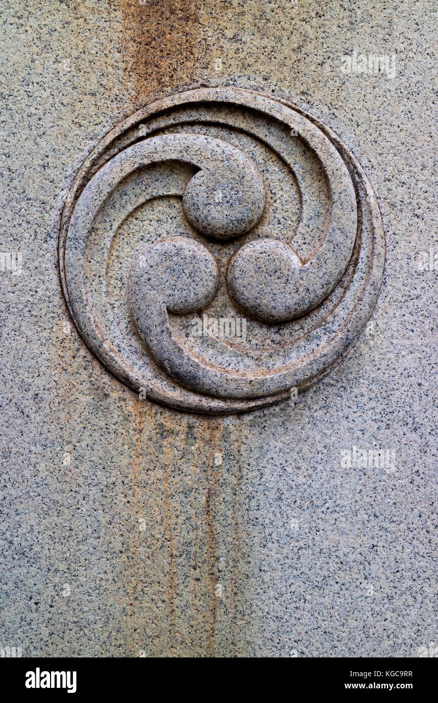 Tomoe giapponese tagliato nella pietra come un emblema Foto Stock