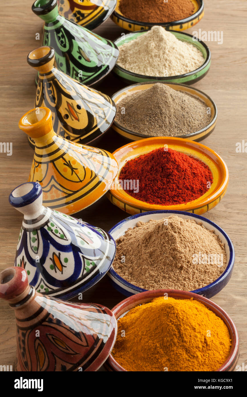 La diversità di marocchini erbe in polvere in ceramica colorata gli ingredienti di base di una tagine Foto Stock