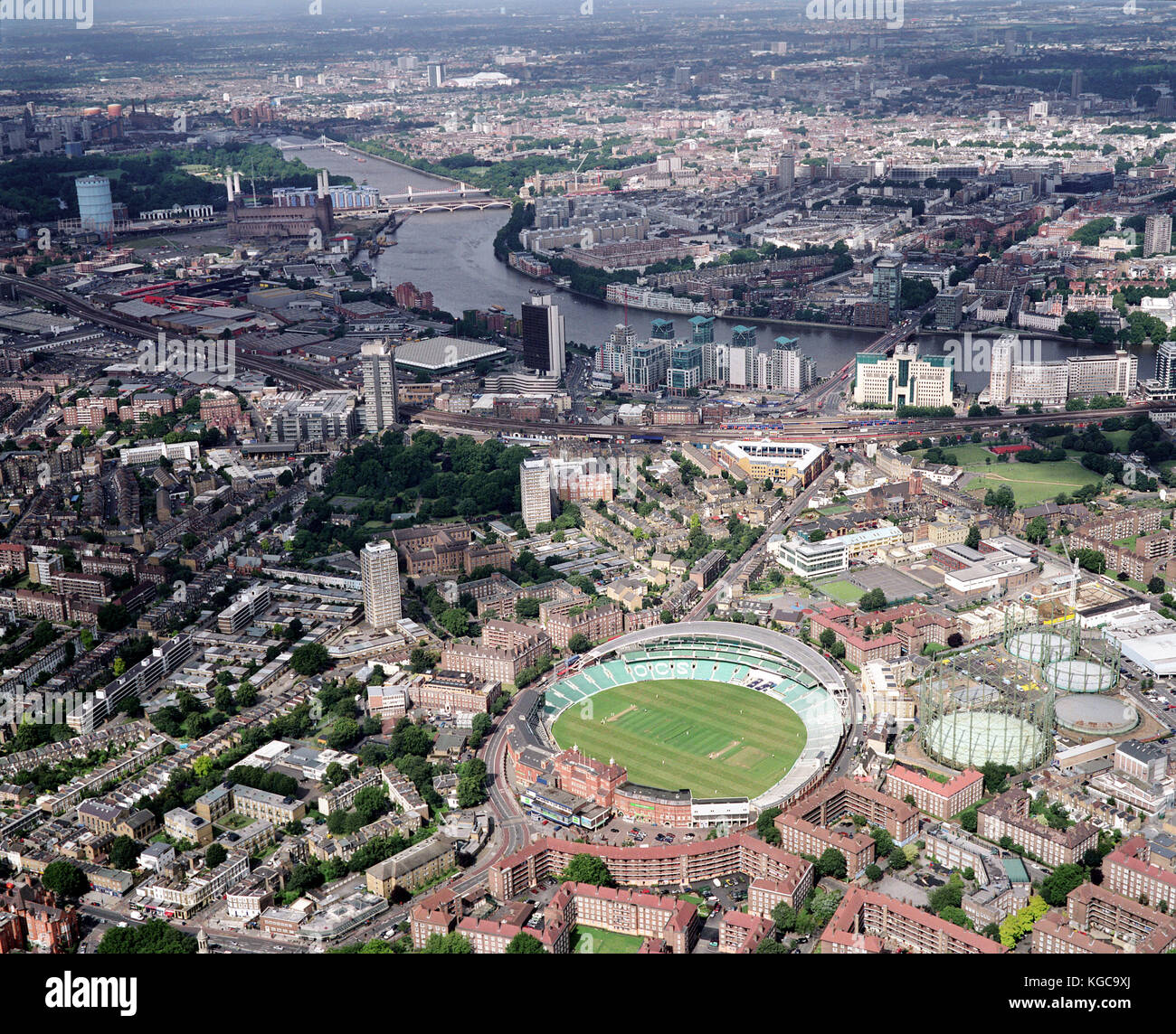Una veduta aerea di Londra che mostra il fiume Tamigi, l'Oval Cricket Ground, Battersea Power Station, MI6 Edificio e Vauxhall Cross. Foto di Michael Foto Stock
