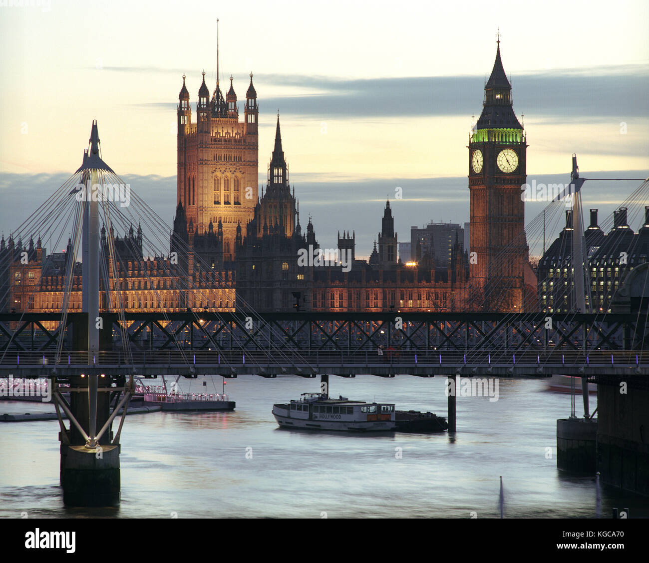 La Casa del Parlamento e dal Big Ben al tramonto una sera d'inverno, in gennaio. Il clima nel Regno Unito ha fatto eco la volatilità dell'attività corrente Foto Stock