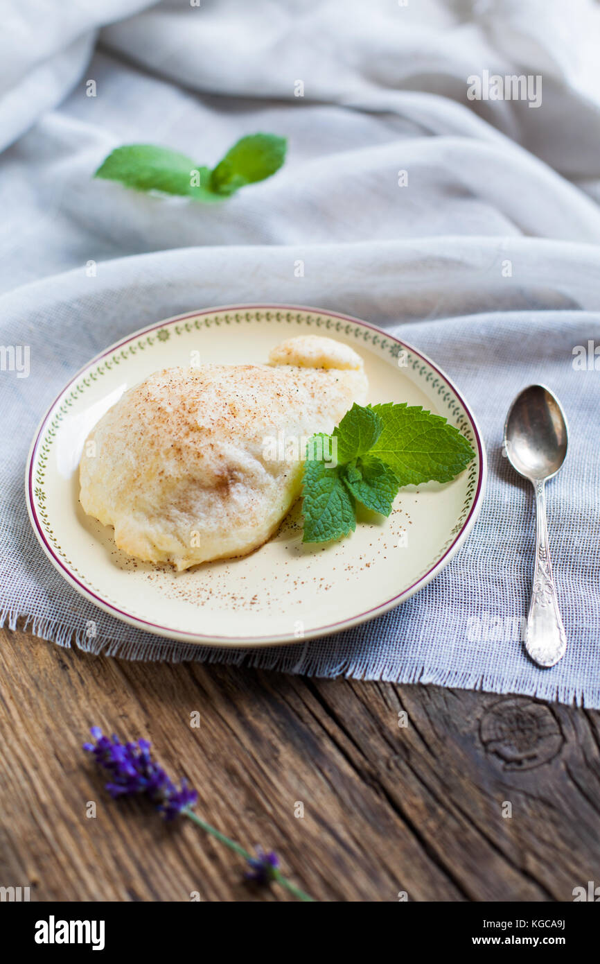 Cibo- pere arrostito in francese cuscus. ricetta. Il cibo, la cottura. facile, pyszky e veloce dessert. Foto Stock