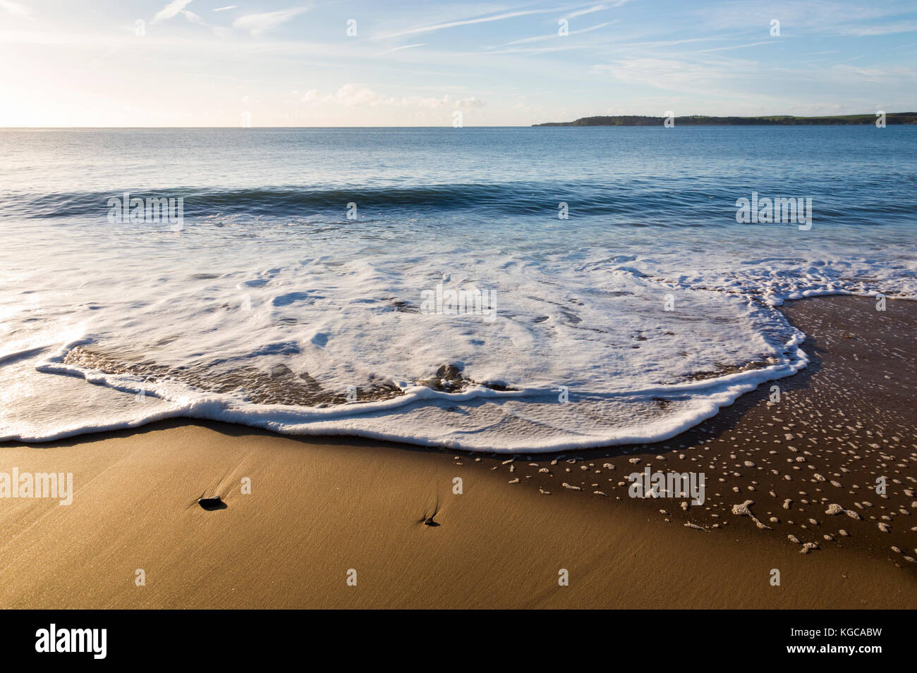 Gentili onde che si infrangono sulla tenby South beach in Galles del Sud, Regno Unito Foto Stock